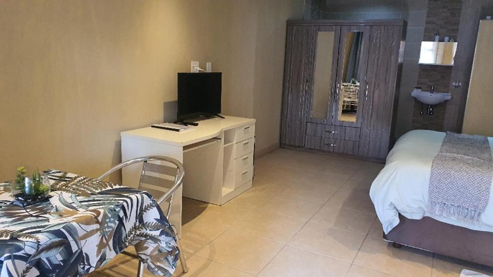Koi Inn Hartbeespoort Bagian luar foto