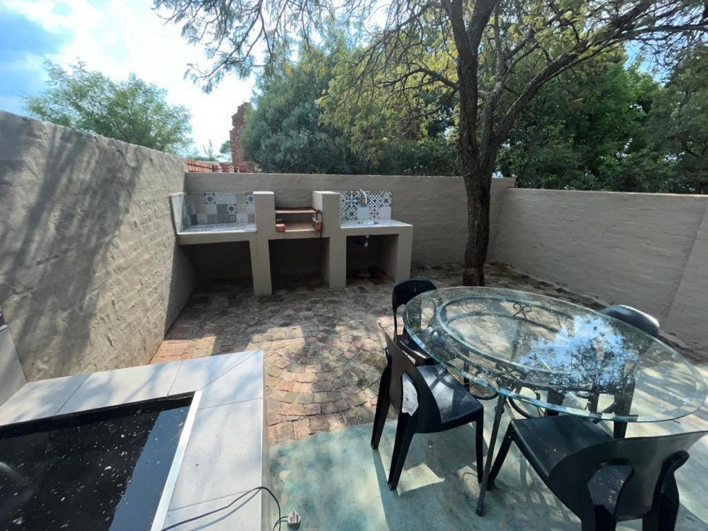 Koi Inn Hartbeespoort Bagian luar foto