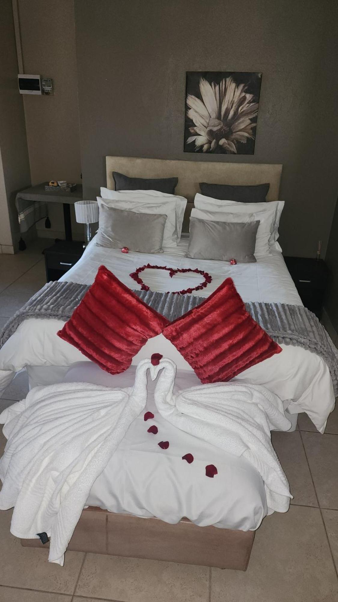 Koi Inn Hartbeespoort Bagian luar foto
