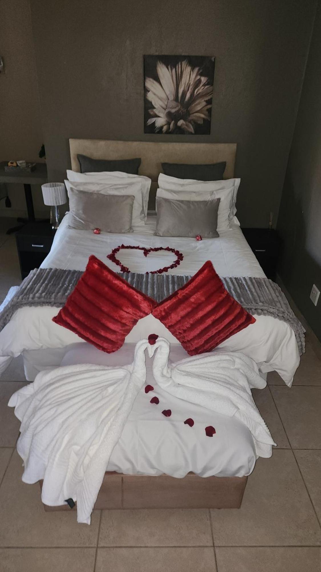 Koi Inn Hartbeespoort Bagian luar foto