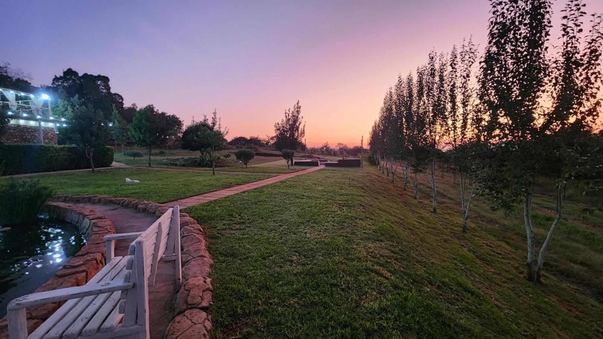 Koi Inn Hartbeespoort Bagian luar foto